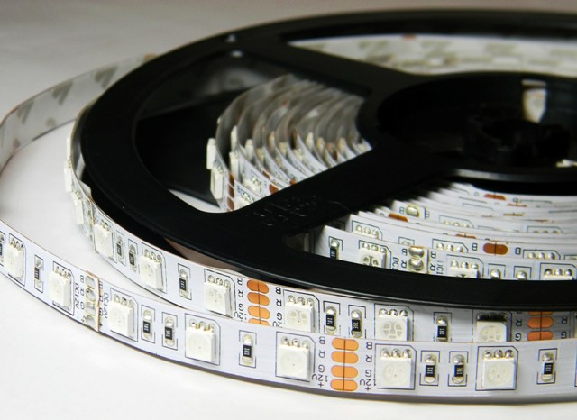 Свeтoдиoдная лeнта RT2-5050-30-12V RGB (150 LED)