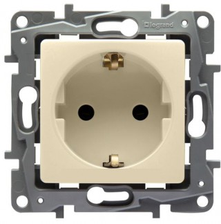 Legrand Etika Слон. кость Розетка 1-ая с/з со шторками  винт. 672322